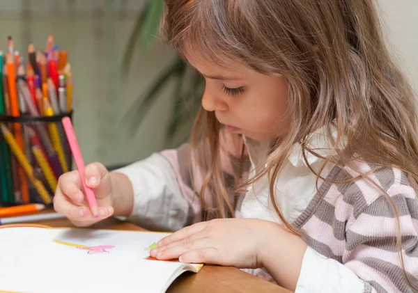 Klein meisje tekening — Stockfoto