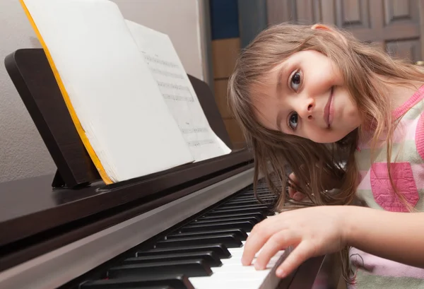Το κοριτσάκι παίζει πιάνο. — Φωτογραφία Αρχείου