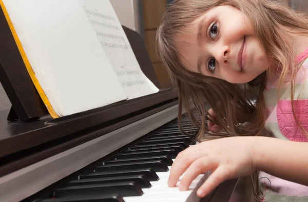 Niña tocando el piano — Foto de Stock