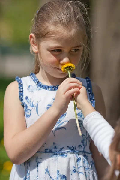 Adolescente chica olfateando flor — Foto de Stock