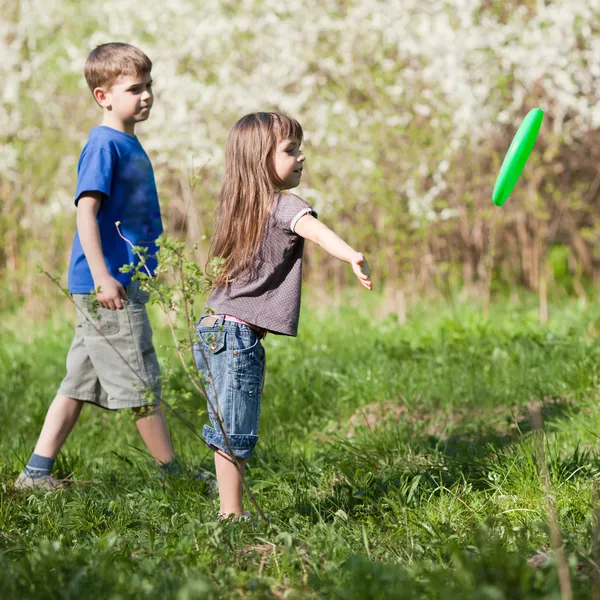 Çocuklar dışarıda oynarken — Stok fotoğraf