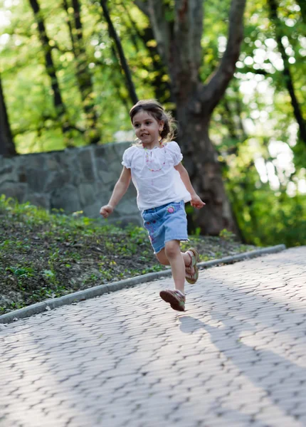 Petite fille courir — Photo