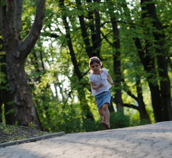 Pequeña niña corriendo —  Fotos de Stock