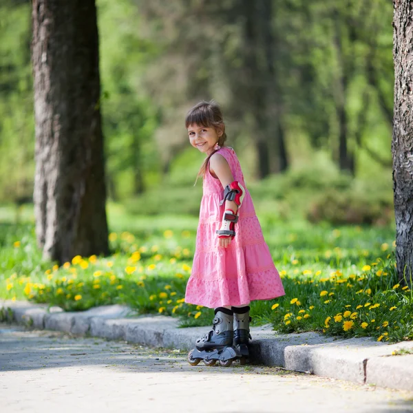 Маленькая девочка на роликах — стоковое фото