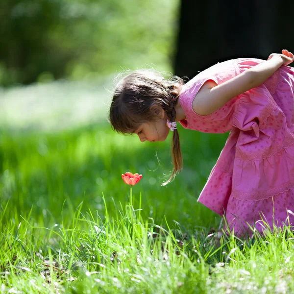 Petite fille renifler fleur — Photo