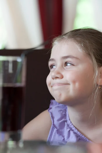 Klein meisje in café — Stockfoto