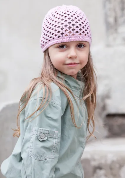 Petite fille en bonnet rose tricoté — Photo