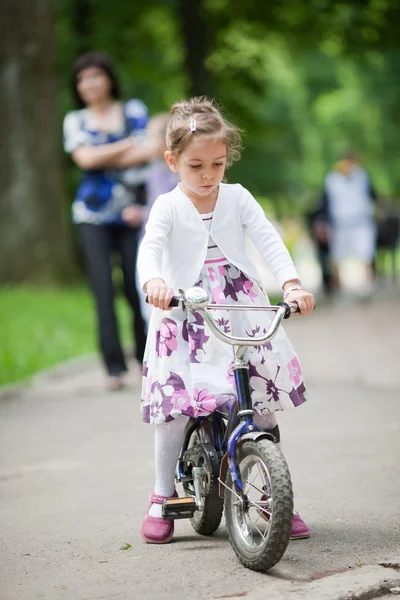 Petite fille mignonne sur le vélo — Photo