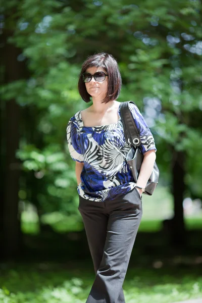 Woman walking — Stock Photo, Image