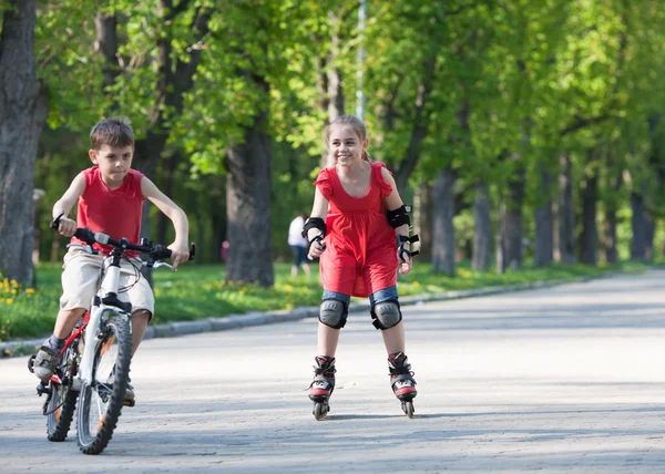 骑单车的男子 rollerblader 图库图片