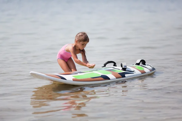 Niña y tabla de windsurf — Foto de Stock