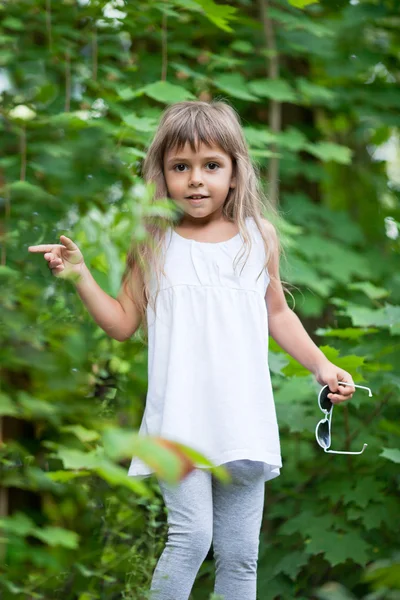 Petite fille dans la forêt — Photo