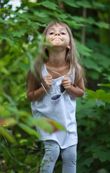 Маленькая девочка гримасит — стоковое фото