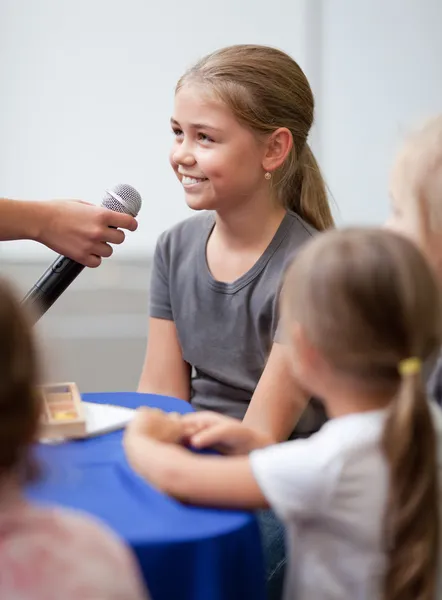 Kind wordt geïnterviewd — Stockfoto