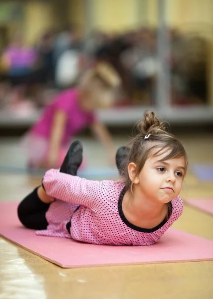 Liten flicka stretching — Stockfoto