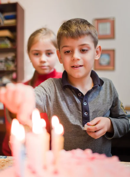 Lighting the birthday candles — Stock Photo, Image