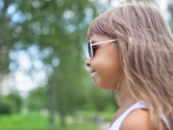 Güneş gözlüklü küçük kız — Stok fotoğraf