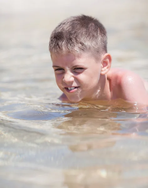 Niño en el mar —  Fotos de Stock