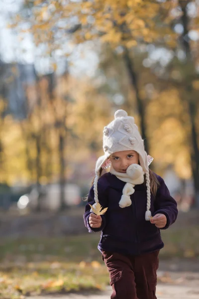 Portret van meisje op een wandeling — Stockfoto