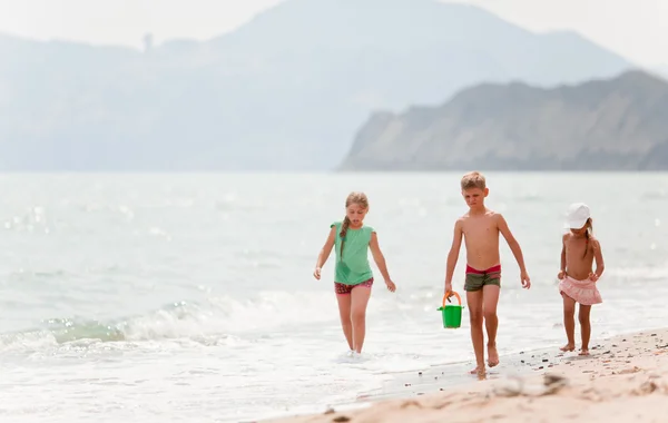 Kinderen op het strand — Stockfoto