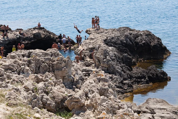 Jumping from the cliff — Stock Photo, Image