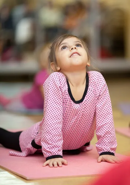 Liten flicka stretching Stockbild