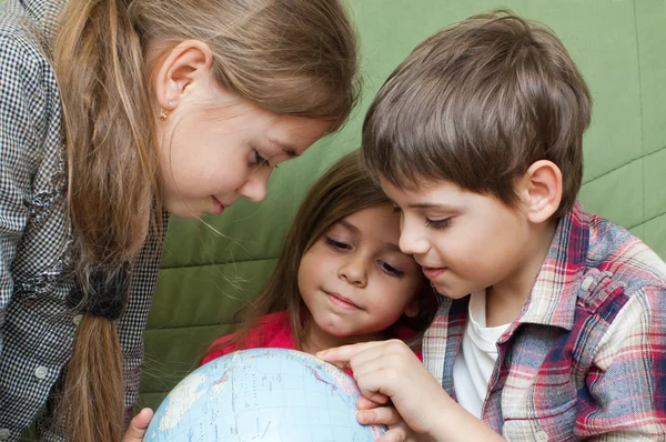 Bambini che guardano il globo — Foto Stock