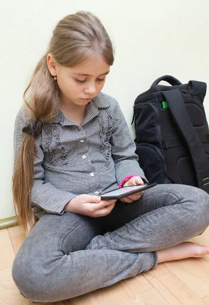 Girl reading e-book — Stock Photo, Image