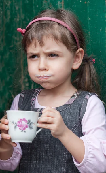 Beber leche infantil — Foto de Stock