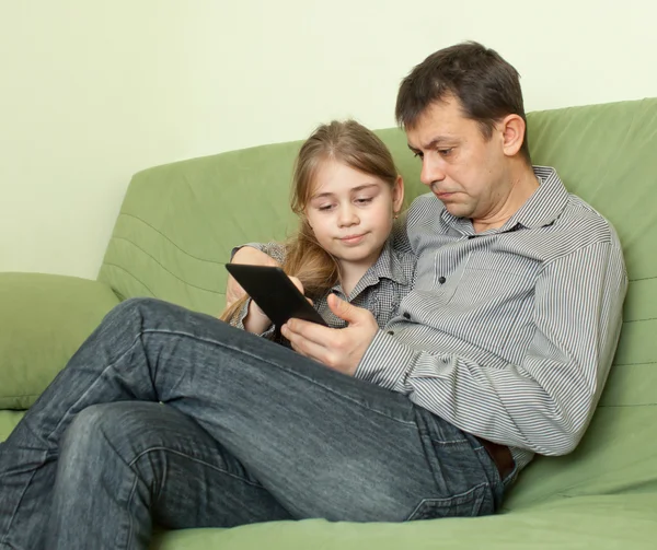 Fille et père utilisant e-book — Photo