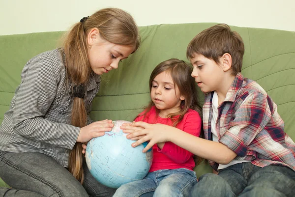 Crianças olhando para o globo — Fotografia de Stock