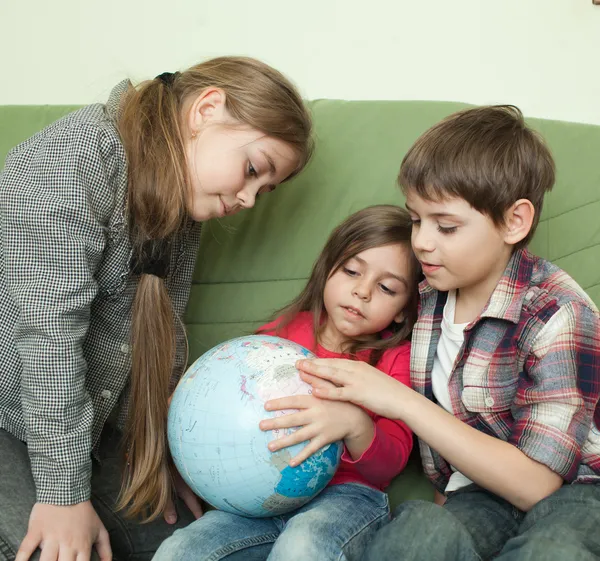 Bambini che guardano il globo — Foto Stock