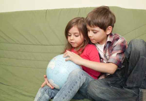 Kids looking at globe — Stock Photo, Image