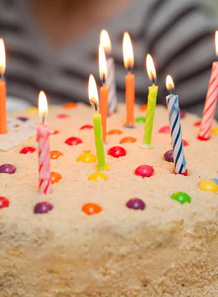 Kerzen auf Kuchen — Stockfoto