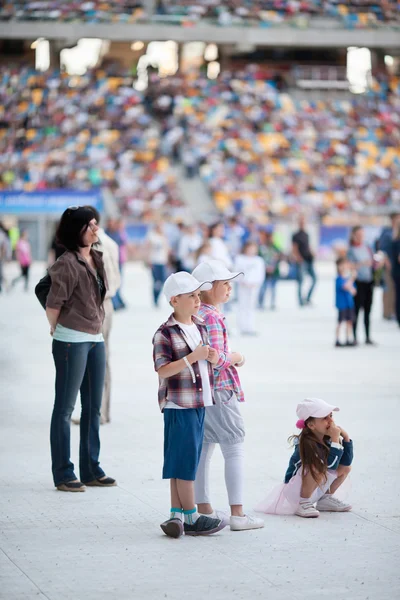 Familjen på stadion — Stockfoto