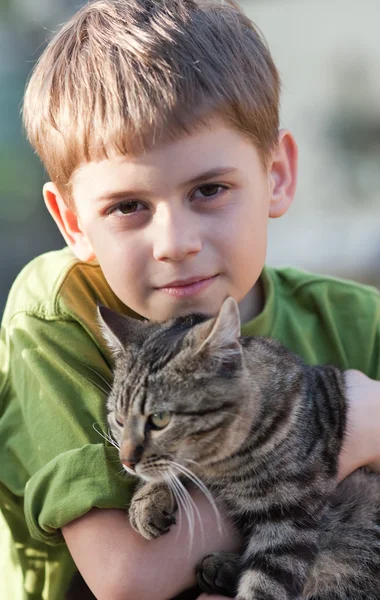 男の子と猫 — ストック写真