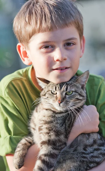 小男孩带着猫 — 图库照片