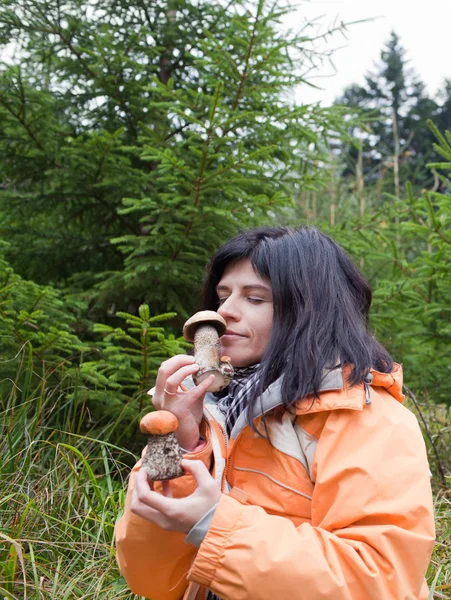 Frau mit Pilzen — Stockfoto