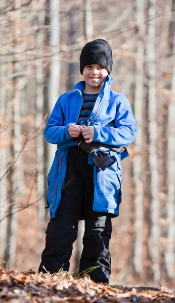 Portrait de petit garçon à l'extérieur — Photo