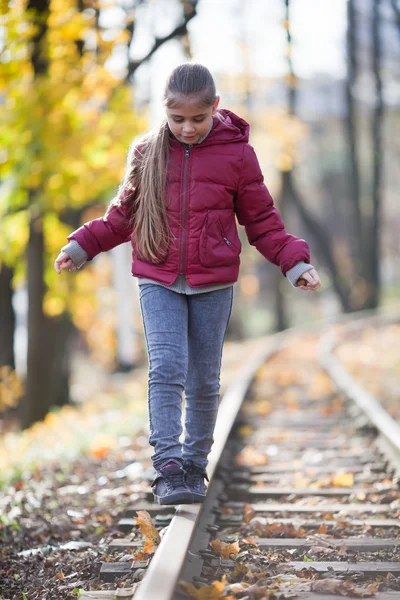 Dívka kráčí kolejí — Stock fotografie