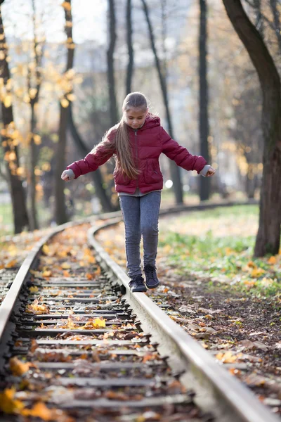 Dziewczyna idąc torów kolejowych — Zdjęcie stockowe