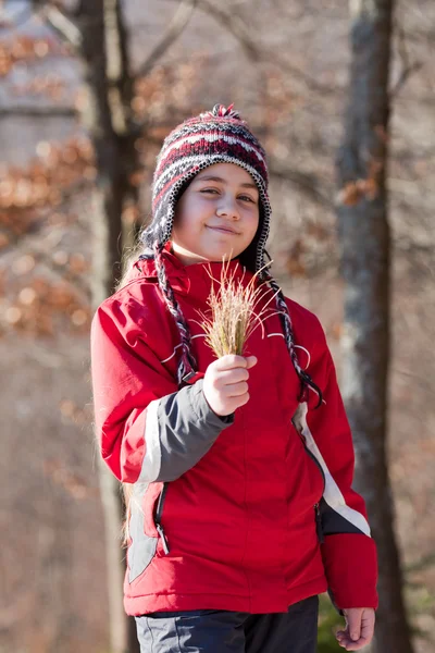 Porträt eines kleinen Mädchens im Freien — Stockfoto