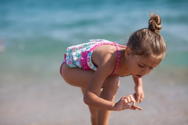 Kumsaldaki küçük kız