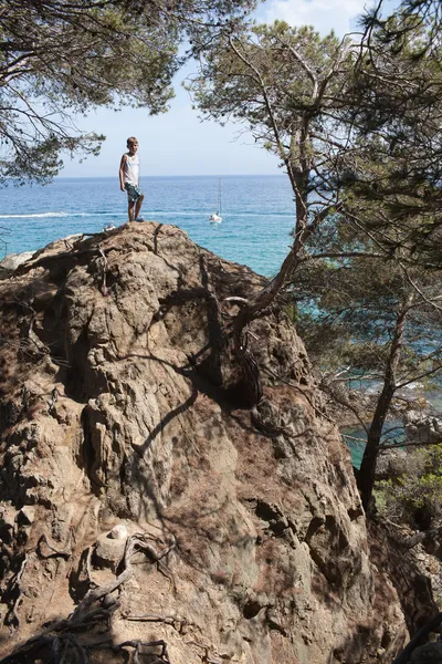 Jeune garçon sur la côte rocheuse — Photo