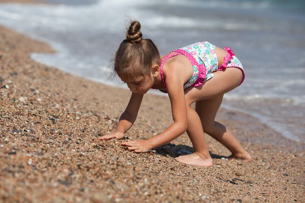 Niña en la playa —  Fotos de Stock