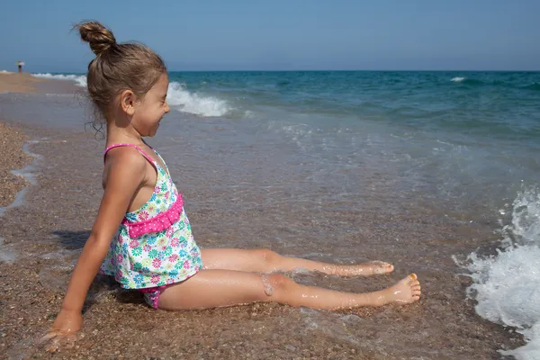 Happy little girl and sea — Stock Photo, Image