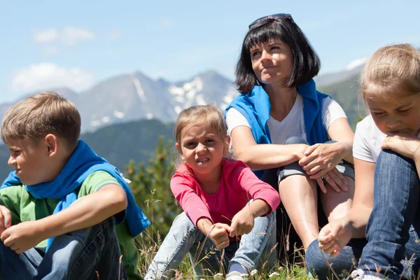 Familjen avkopplande i berget — Stockfoto