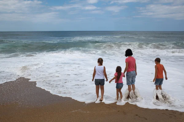 Familia en la playa — Foto de Stock