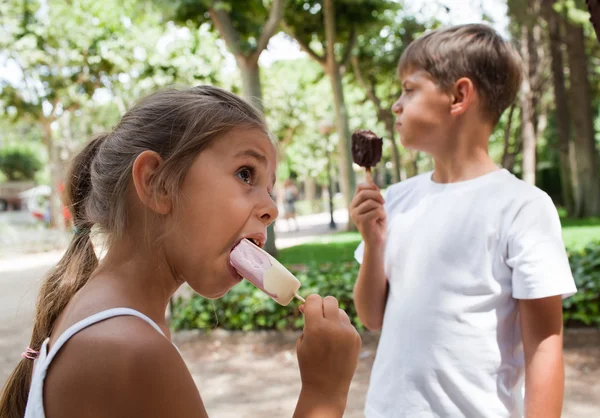 享受冰淇淋 — 图库照片
