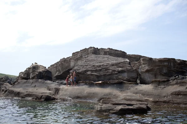 Father and children on cliff — Stock Photo, Image